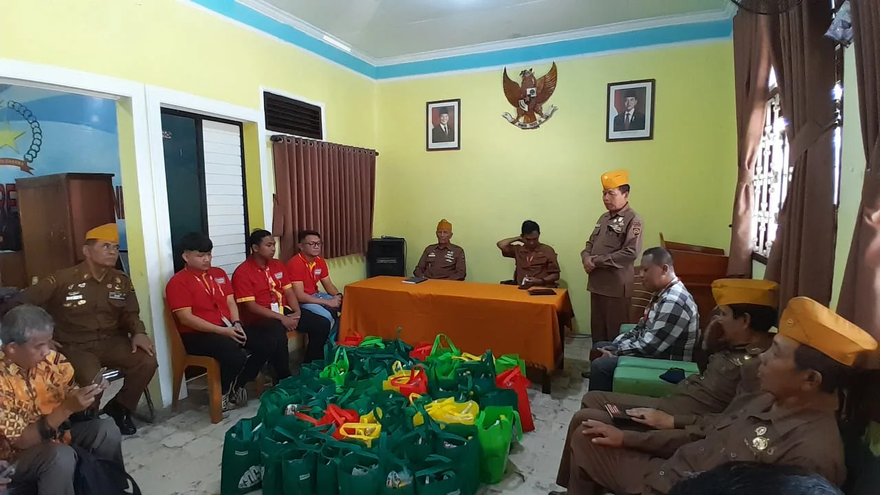 DPC LVRI Kota Malang memberi sambutan hangat kepada perwakilan Alfamart yang membagikan puluhan bingkisan paket sembako kepada para pejuang veteran dalam memperingati Hari Pahlawan./Foto: Tugumalang.id/Bagus Rachmad Saputra.