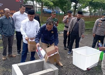 KPU Kabupaten Malang musnahkan surat suara rusak. Foto: Aisyah Nawangsari Putri