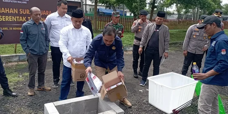 KPU Kabupaten Malang musnahkan surat suara rusak. Foto: Aisyah Nawangsari Putri