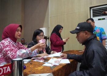 Ilustrasi penyaluran bansos di Kota Batu. Foto: Azmy