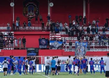 Manajemen Arema FC bakal segera lakukan evaluasi untuk tingkatkan jumlah kehadiran penonton di stadion. /Foto: Instagram @aremafcofficial.