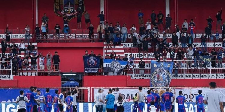 Manajemen Arema FC bakal segera lakukan evaluasi untuk tingkatkan jumlah kehadiran penonton di stadion. /Foto: Instagram @aremafcofficial.
