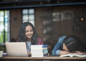 Mahasiswa sedang belajar menjelang ujian. Foto/Freepik