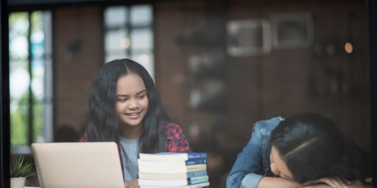 Mahasiswa sedang belajar menjelang ujian. Foto/Freepik