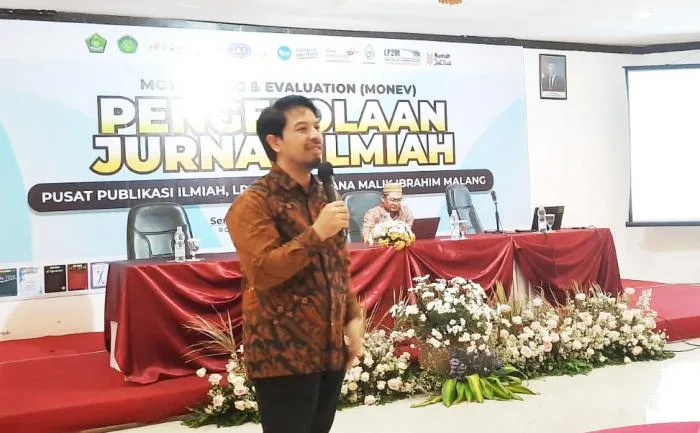 Narasumber kegiatan pelatihan yang dihadiri pengelola jurnal di lingkungan UIN Malang menyampaikan materi tentang peningkatan kualitas publikasi karya ilmiah dan pemanfaatan AI./Foto: Dok. UIN Malang.