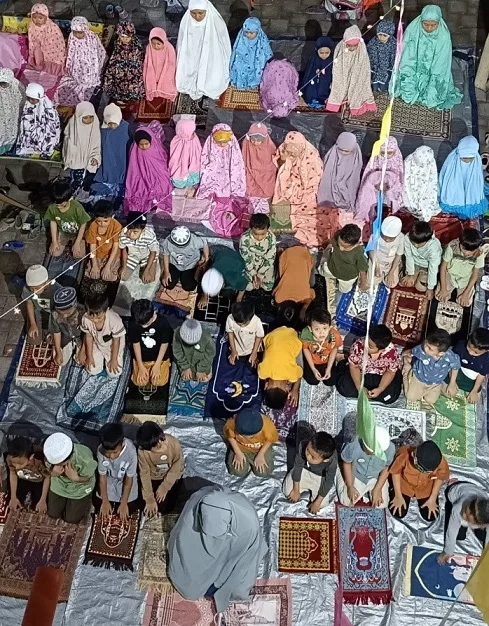 Para siswa-siswi PAUD IT Insan Permata Malang mengikuti shalat berjamaah di halaman sekolah (Foto: Dok.)