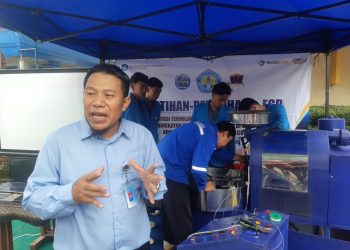 Dr Aladin Eko Purkunvoro, dosen Teknik Mesin ITN Malang mensimulasikan operasional mesin roasting buatannya. (Foto/M Sholeh)