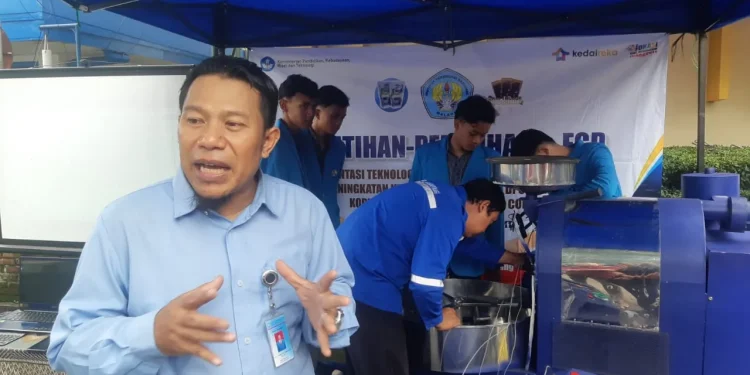 Dr Aladin Eko Purkunvoro, dosen Teknik Mesin ITN Malang mensimulasikan operasional mesin roasting buatannya. (Foto/M Sholeh)