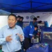 Dr Aladin Eko Purkunvoro, dosen Teknik Mesin ITN Malang mensimulasikan operasional mesin roasting buatannya. (Foto/M Sholeh)