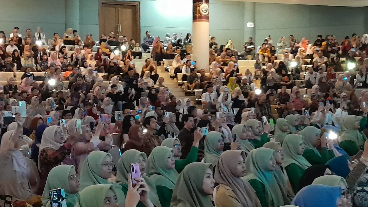 Kemeriahan para tamu undangan dan keluarga besar LPI Sabilillah Malang yang hadir di Graha Cakrawala UM./Foto: Tugumalang.id/Bagus Rachmad Saputra.