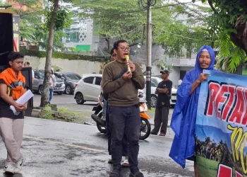 Petani eks Perkebunan Kalibakar demo di depan Gedung DPRD Kabupaten Malang. Foto: Aisyah Nawangsari Putri
