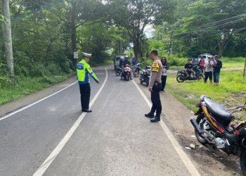 Petugas melakukan olah TKP di lokasi kecelakaan. Foto: Satlantas Polres Malang