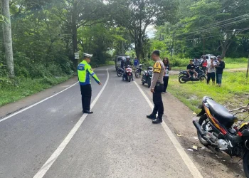 Petugas melakukan olah TKP di lokasi kecelakaan. Foto: Satlantas Polres Malang