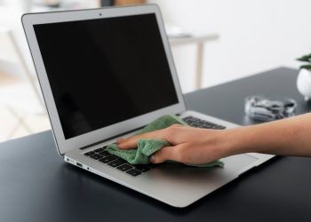 Tips perawatan laptop sederhana dengan membersihkan kotoran pada keyboard. Foto/Freepik
