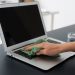 Tips perawatan laptop sederhana dengan membersihkan kotoran pada keyboard. Foto/Freepik