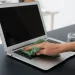 Tips perawatan laptop sederhana dengan membersihkan kotoran pada keyboard. Foto/Freepik