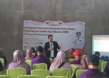 CEO Tugu Media Group, Irham Thoriq memaparkan materi tentang pengembangan SDM. (Foto/M Sholeh)