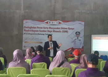 CEO Tugu Media Group, Irham Thoriq memaparkan materi tentang pengembangan SDM. (Foto/M Sholeh)