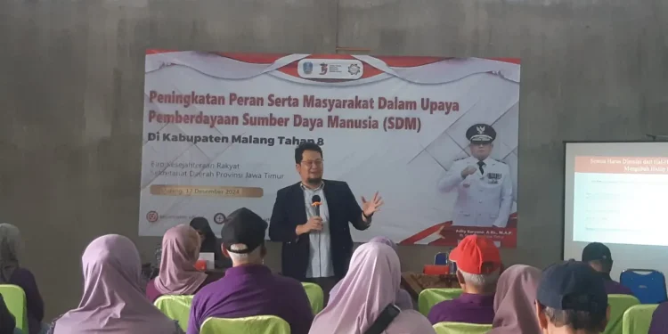 CEO Tugu Media Group, Irham Thoriq memaparkan materi tentang pengembangan SDM. (Foto/M Sholeh)