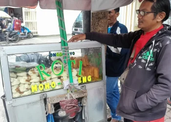 Kue Moho Wawan, salah satu jajanan jadul yang ada di area Pasar Besar Malang. /Foto: Tugumalang.id/Bagus Rachmad Saputra.
