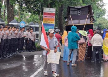 Petani eks Perkebunan Kalibakar sampaikan aspirasi di depan Gedung DPRD Kabupaten Malang. Foto: Aisyah Nawangsari Putri