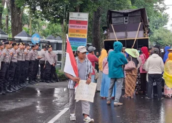 Petani eks Perkebunan Kalibakar sampaikan aspirasi di depan Gedung DPRD Kabupaten Malang. Foto: Aisyah Nawangsari Putri