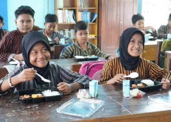 Siswa SDN Penarukan Kepanjen menikmati uji coba Makan Bergizi Gratis. Foto: Pemkab Malang