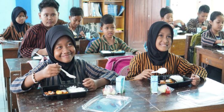 Siswa SDN Penarukan Kepanjen menikmati uji coba Makan Bergizi Gratis. Foto: Pemkab Malang