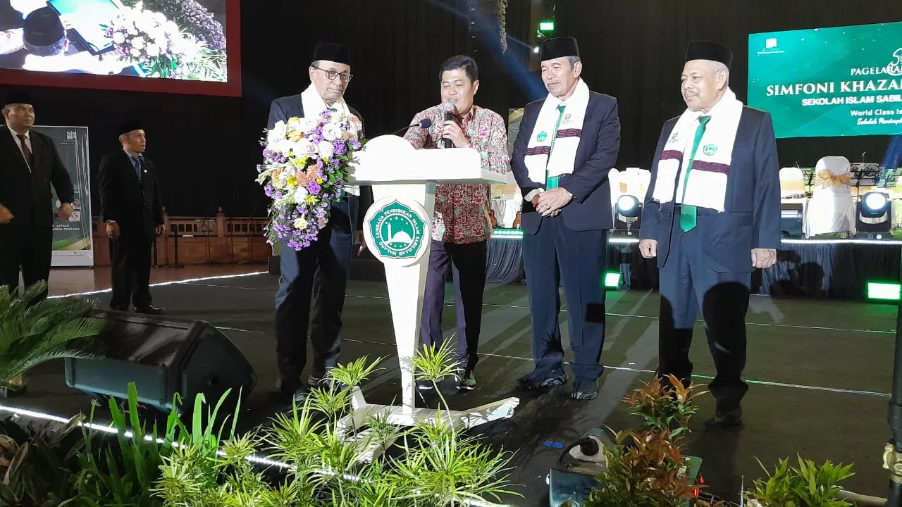 Kepala Dinas Pendidikan Kota Malang, Suwarjana, S.E, M.M didampingi Direktur LPI Sabilillah Malang, Prof. Dr. Ibrahim Bafadal, M.Pd bersama perwakilan Pengurus Yayasan Sabilillah Malang membuka secara resmi Orkestra SKB 2024./Foto: Tugumalang.id/Bagus Rachmad Saputra.