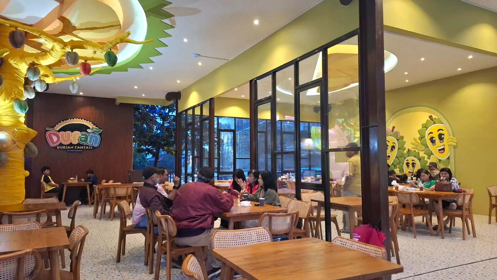 Suasana makan durian di Dufan. Foto: Azmy