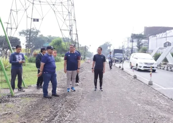 Pemantauan perbaikan infrastruktur jalan di Kota Batu jelang tahun baru 2025. Foto: Azmy