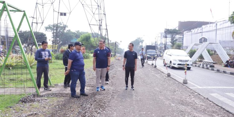 Pemantauan perbaikan infrastruktur jalan di Kota Batu jelang tahun baru 2025. Foto: Azmy