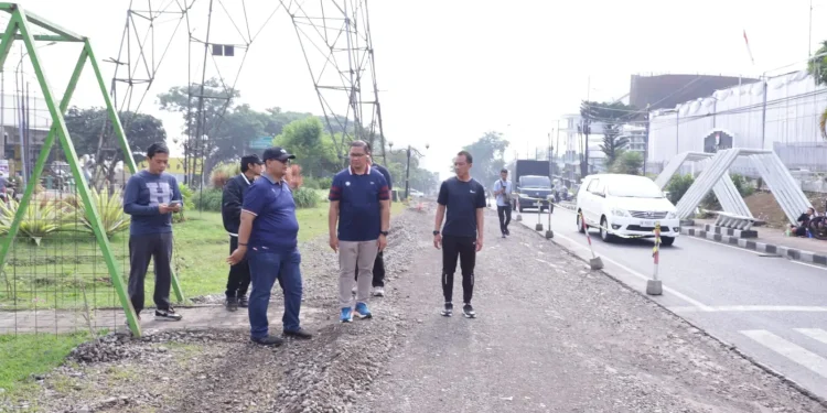 Pemantauan perbaikan infrastruktur jalan di Kota Batu jelang tahun baru 2025. Foto: Azmy
