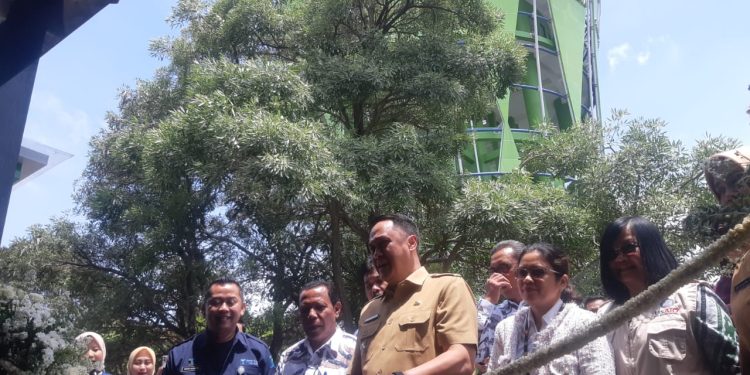 Pj Wali Kota Malang, Iwan Kirniawan meresmikan Gedung Uji Kompetensi di Perumda Tugu Tirta Kota Malang. (Foto/M Sholeh)