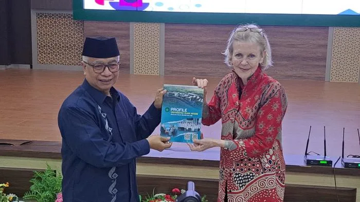 Wakil Rektor IV UIN Malang, Dr. H. Isroqunnajah, M.Ag menyerahkan cinderamata kepada perwakilan RELO./Foto: Dok. UIN Malang.