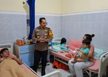 Kapolres Batu AKBP Andi Yudha Pranata saat menjenguk para korban villa roboh akibat longsor di RS Hasta Bratha. Foto: Azmy