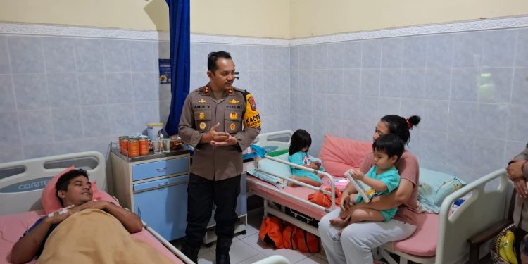 Kapolres Batu AKBP Andi Yudha Pranata saat menjenguk para korban villa roboh akibat longsor di RS Hasta Bratha. Foto: Azmy