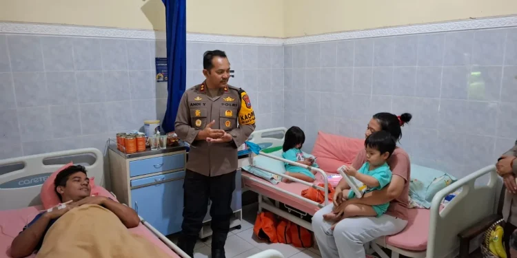 Kapolres Batu AKBP Andi Yudha Pranata saat menjenguk para korban villa roboh akibat longsor di RS Hasta Bratha. Foto: Azmy