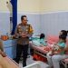 Kapolres Batu AKBP Andi Yudha Pranata saat menjenguk para korban villa roboh akibat longsor di RS Hasta Bratha. Foto: Azmy