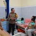 Kapolres Batu AKBP Andi Yudha Pranata saat menjenguk para korban villa roboh akibat longsor di RS Hasta Bratha. Foto: Azmy