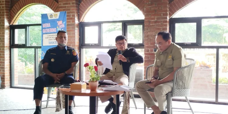 Kepala Kanwil Bea Cukai Jatim II, Agus Sudarmadi memaparkan capaian kinerja sepanjang 2024. (Foto/M Sholeh)