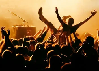 Suasana konser musik sebagai ilustrasi Skena Musik Indie di Malang. Foto/Pinterest