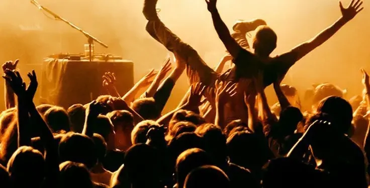 Suasana konser musik sebagai ilustrasi Skena Musik Indie di Malang. Foto/Pinterest