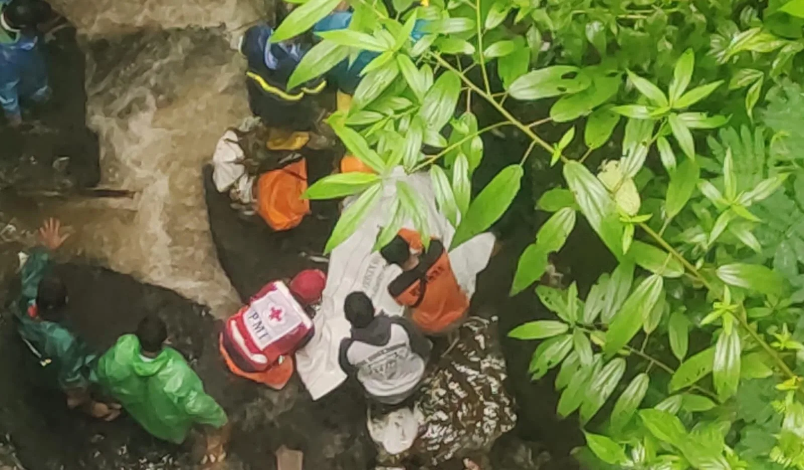 Petugas mengevakuasi jenazah pemuda Poncokusumo. Foto: PMI Kabupaten Malang