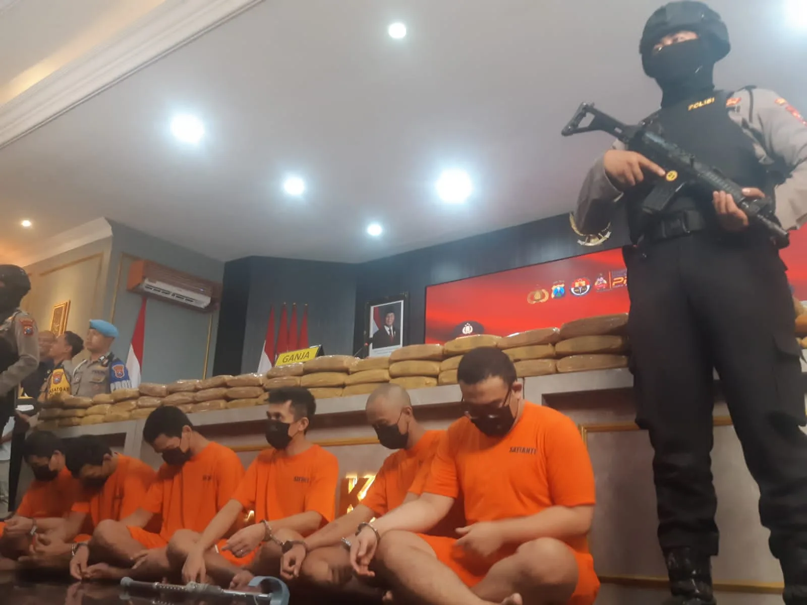 Keenam tersangka kasus peredaran narkoba yang diungkap Satreskoba Polresta Malang Kota. (Foto/M Sholeh)