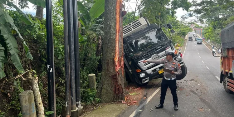 Olah TKP kecelakaan truk tronton di Kota Batu yang jalan mundur. Foto: Polres Batu