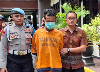 Tersangka pembunuhan di Desa Jenggolo, Kecamatan Kepanjen saat digelandang di Polres Malang. Foto: Aisyah Nawangsari Putri