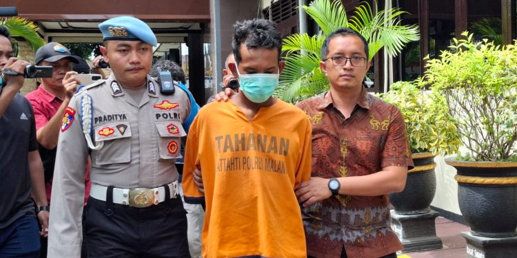 Tersangka pembunuhan di Desa Jenggolo, Kecamatan Kepanjen saat digelandang di Polres Malang. Foto: Aisyah Nawangsari Putri