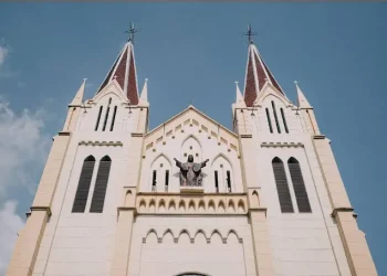 Deretan gereja ikonik di Kota Malang yang sudah ada sejak zaman Pemerintahan Kolonial Hindia Belanda. /Foto: Google Review Gereja Paroki Hati Kudus Malang/Nathan Danilo.