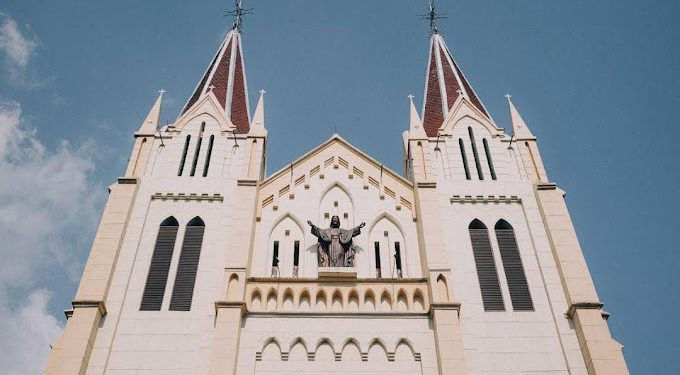 Deretan gereja ikonik di Kota Malang yang sudah ada sejak zaman Pemerintahan Kolonial Hindia Belanda. /Foto: Google Review Gereja Paroki Hati Kudus Malang/Nathan Danilo.